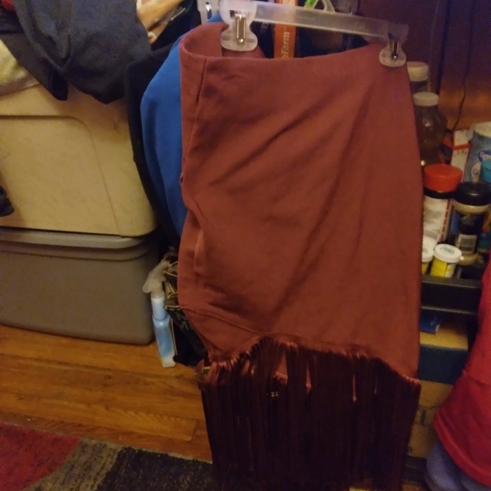 A rust skirt with shingles